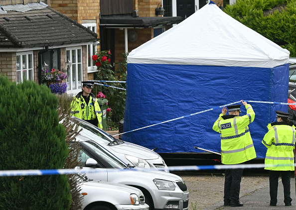 Polícia britânica na casa onde três mulheres foram mortas em um ataque de besta em Bushey, Inglaterra. 10/07/2024