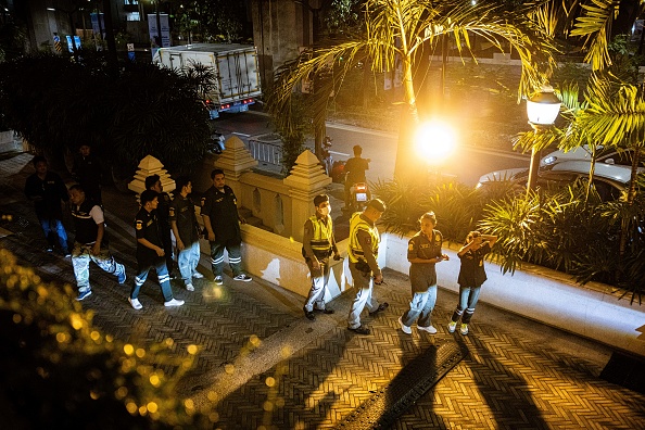 Equipes de emergência chegando no hotel Grand Hyatt Erawan, em Bangkok, onde seis hóspesdes foram encontrados mortos. 16/07/2024