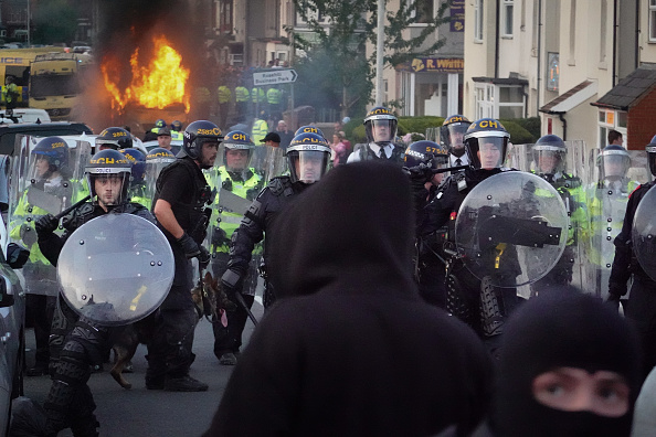 Manifestantes de extrema direita entram em confronto com a polícia após rumores sobre a identidade do suspeito de matar três crianças em Southport, Inglaterra. 30/07/2024
