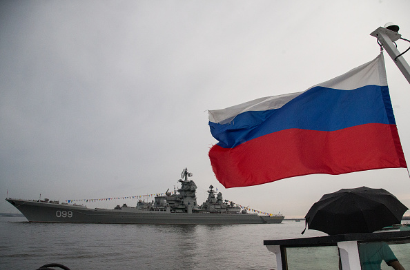 Navio da Marinha russa em Kronshtadt, subúrbio de São Petersburgo.