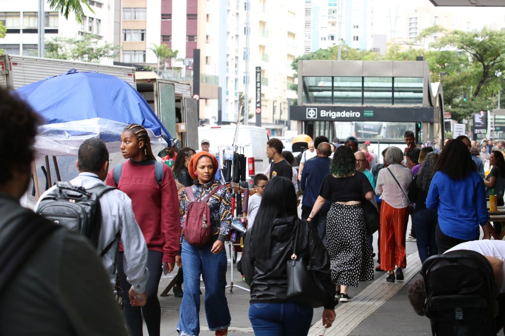 São Paulo (SP), 14/05/2024 - Pedestres na Avenida Paulista durante a chegada da frente fria. Foto: Rovena Rosa/Agência Brasil