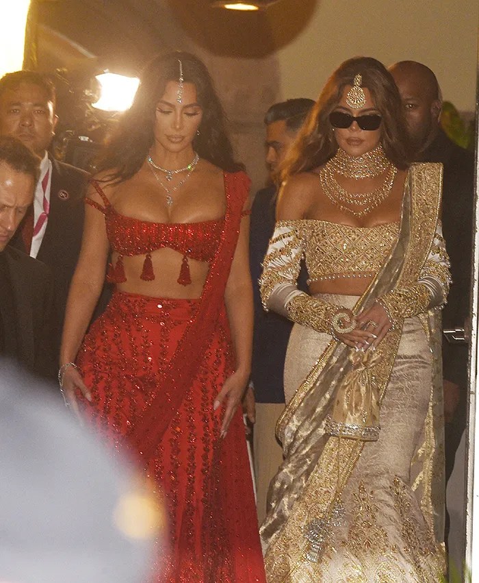Kim e Khloé Kardashian surgiram com saris desenhados por Manish Malhotra