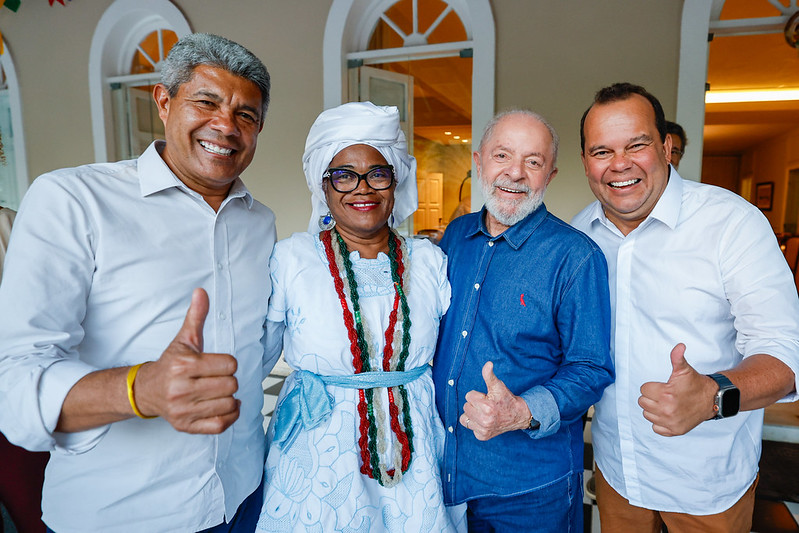 O presidente Luiz Inácio Lula da Silva, ao lado do governador da Bahia, Jerônimo Rodrigues e do vice, Geraldo Júnior