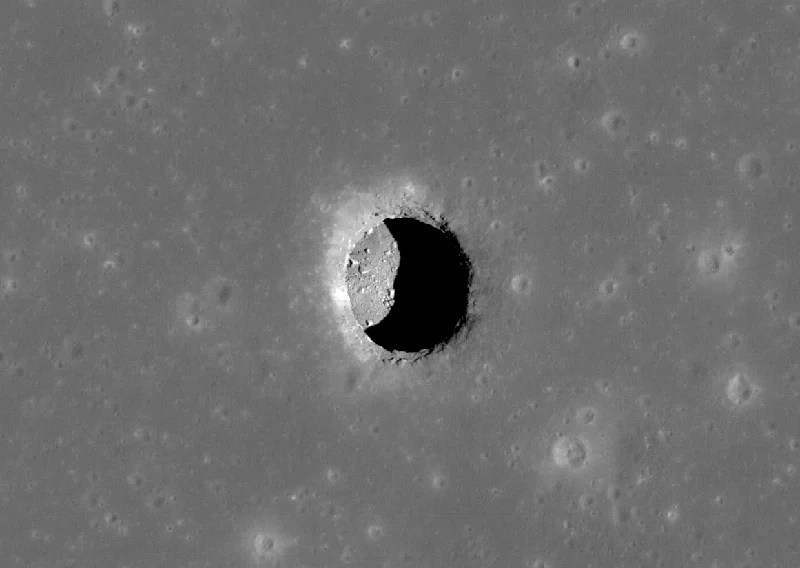 ENTRADA - Caverna: poço descoberto na Lua é entrada para grande caverna