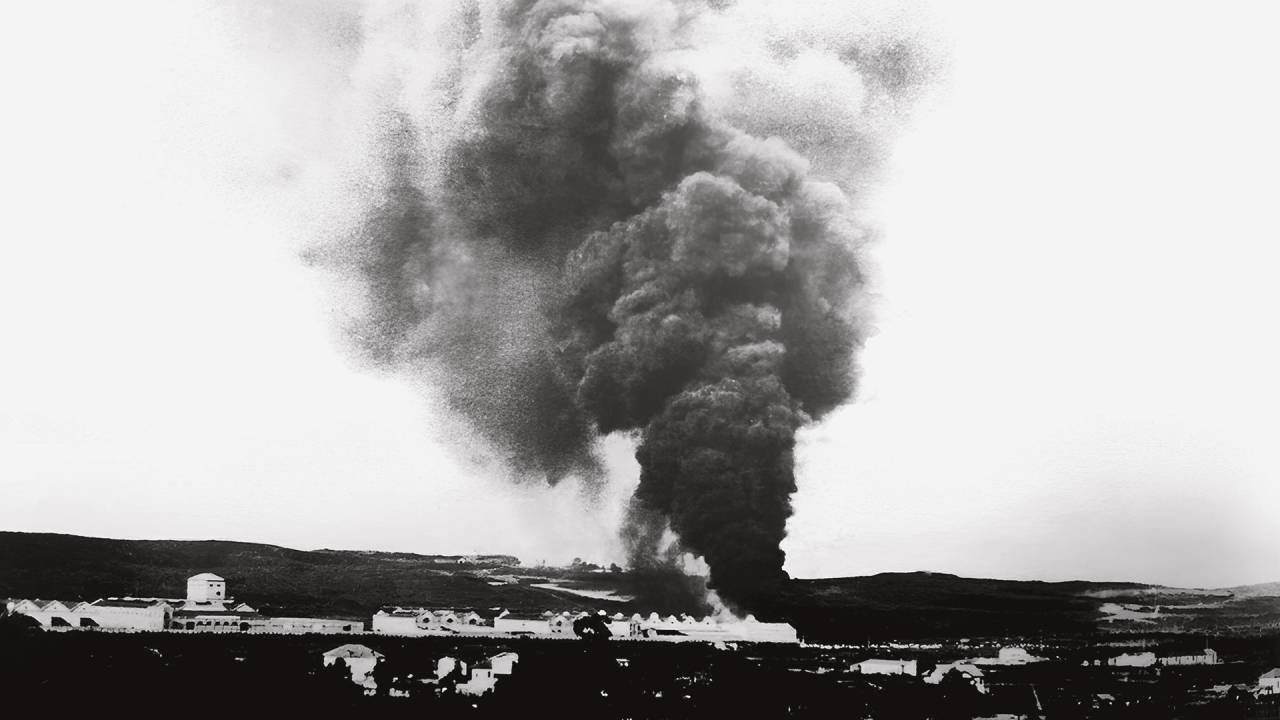 BOMBARDEIO - Armazéns Nazareth Teixeira e Cia., na Mooca: incêndio