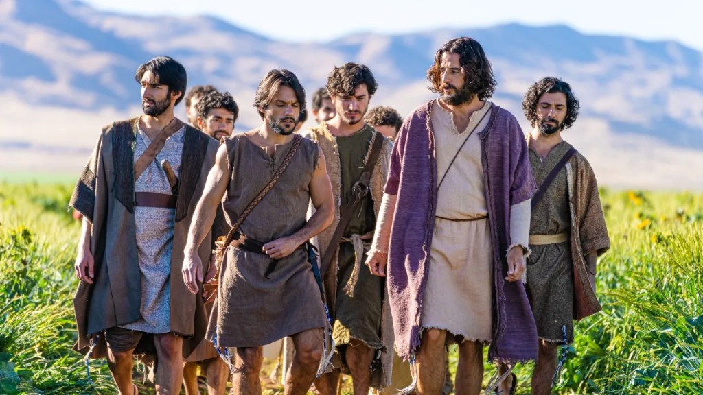 Jesus (ao dentro e à direita) ao lado de Pedro (à esquerda) e os demais discípulos na série 'The Chosen' -