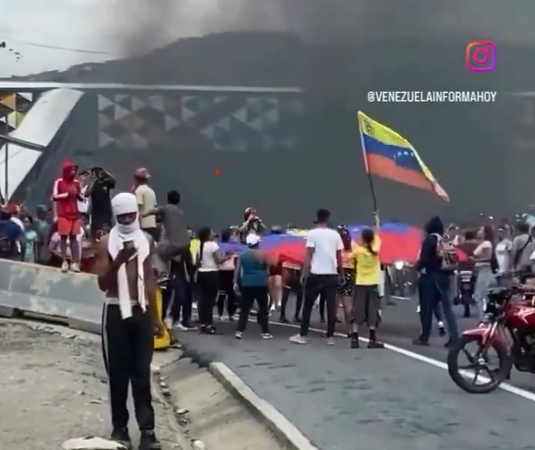Manifestantes vâo às ruas da Venezuela após Nicolás Maduro declarar-se reeleito
