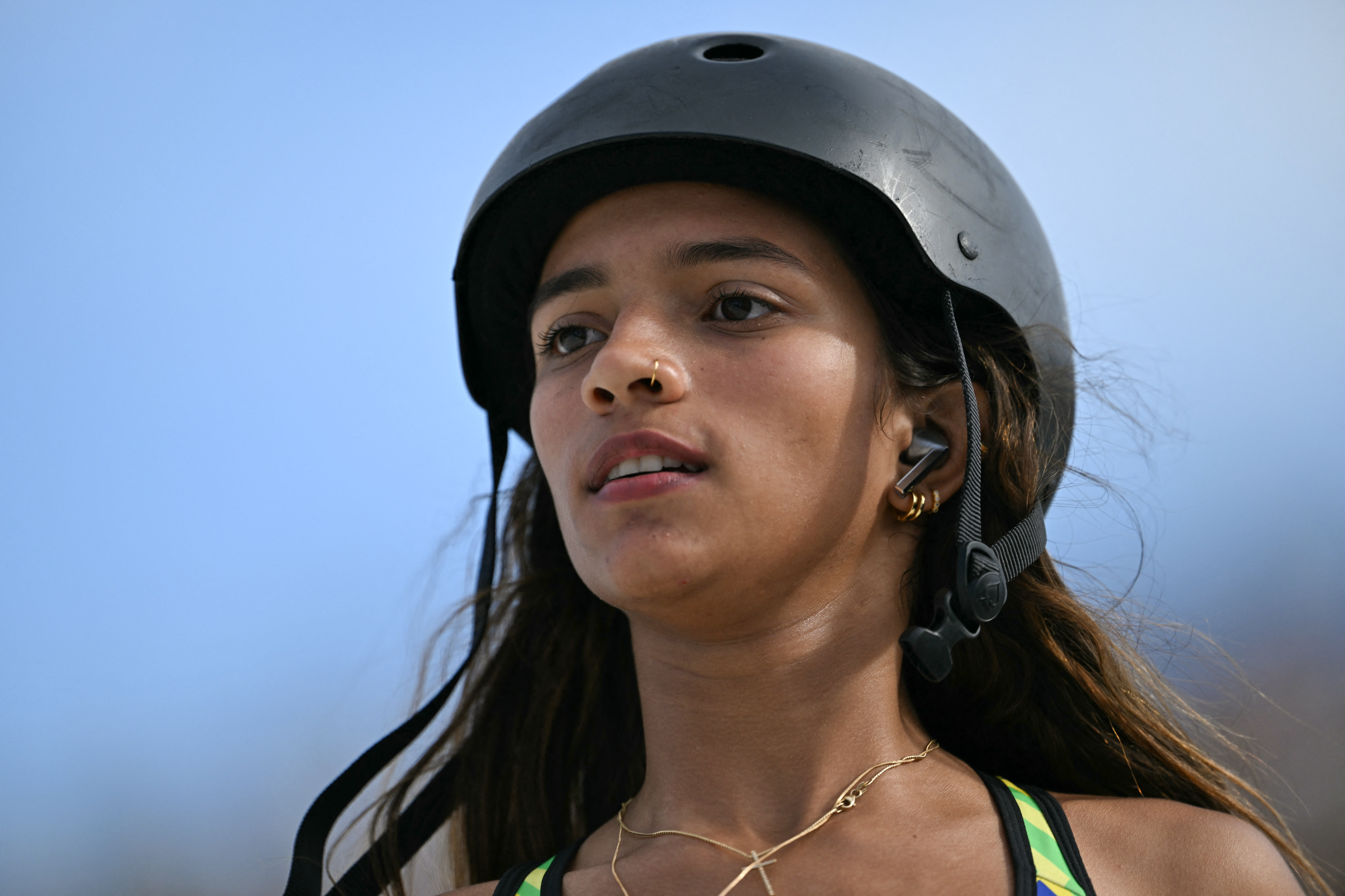 Atleta se concentrando com um fone de ouvido.