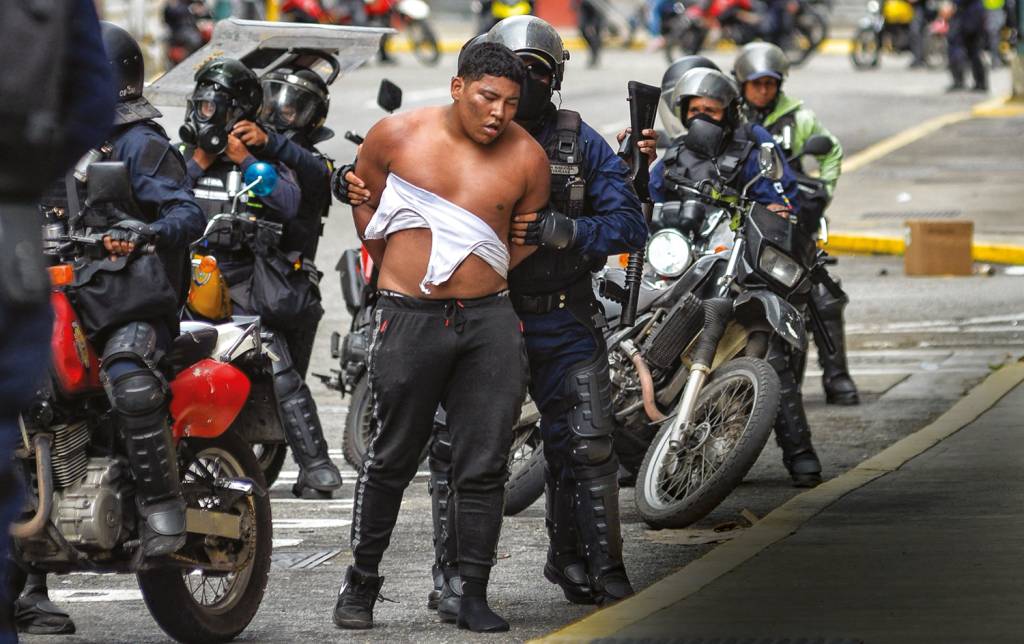 000_36782UG.jpg SEM CLEMÊNCIA - Manifestante detido em Caracas: vídeos servem de prova