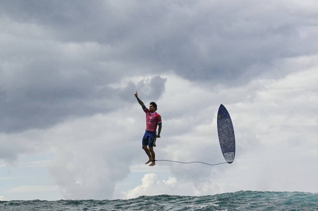 SURFING-OLY-PARIS-2024-BEST OF-DAY3 Brazil's Gabriel Medina reacts after getting a large wave in the 5th heat of the men's surfing round 3, during the Paris 2024 Olympic Games, in Teahupo'o, on the French Polynesian Island of Tahiti, on July 29, 2024. (Photo by Jerome BROUILLET / AFP)