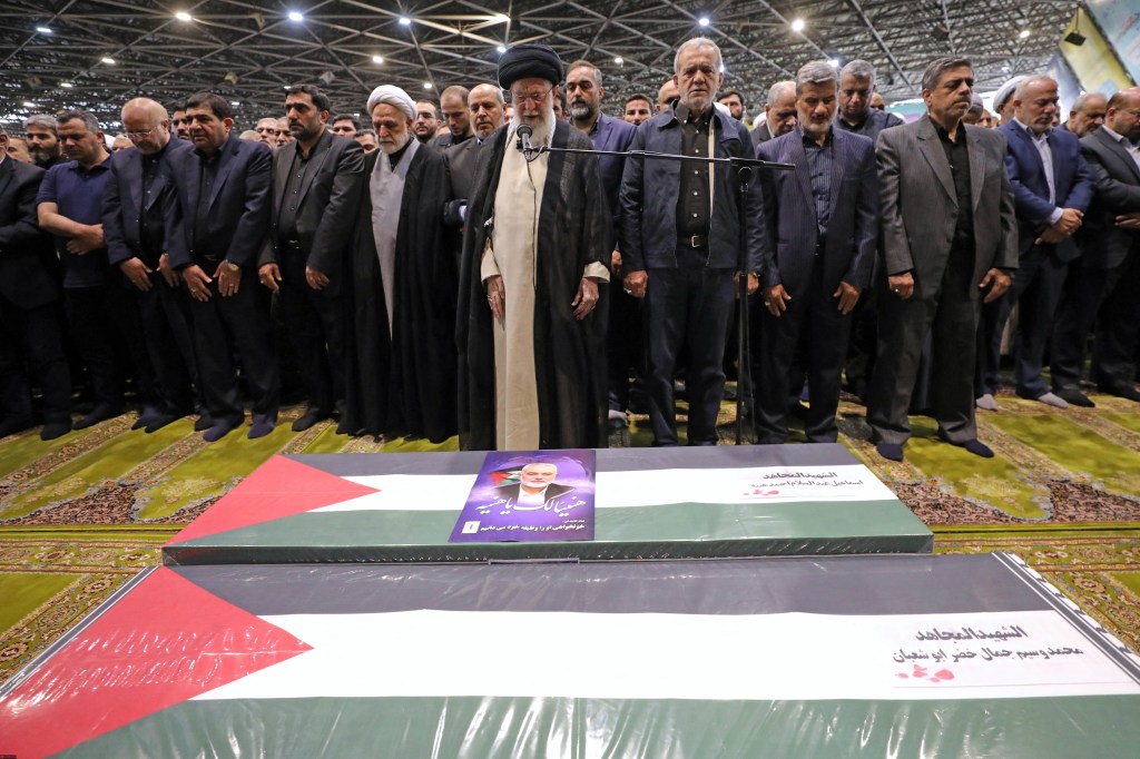 Líder Supremo Aiatolá Ali Khamenei orando por Ismail Haniyeh, líder político do Hamas assassinado em um ataque aéreo, durante cerimônia fúnebre em Teerã. 01/08/2024