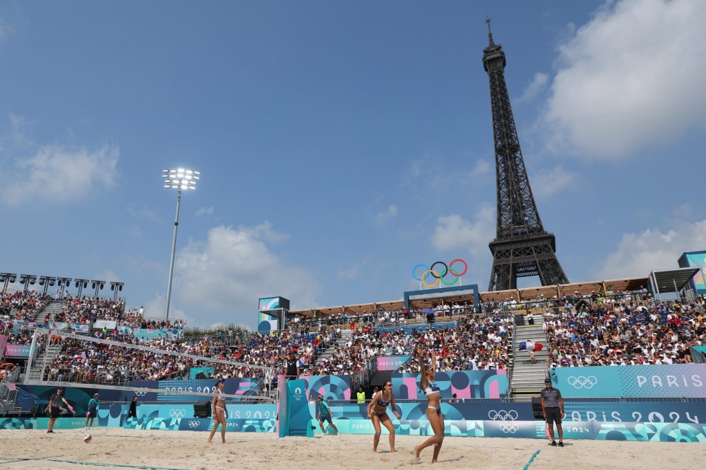 França e República Tcheca disputam no vôlei de praia, aos pés da Torre Eiffel. 02/08/2024