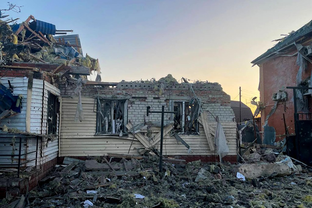 Casas danificadas por ataques ucranianos na região de Kursk, no sudoeste da Rússia. 06/08/2024  