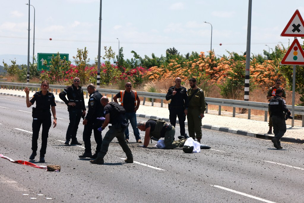 Polícia israelense verifica drone explosivo lançado pelo grupo libanês Hezbollah contra o norte de Israel. 06/08/2024