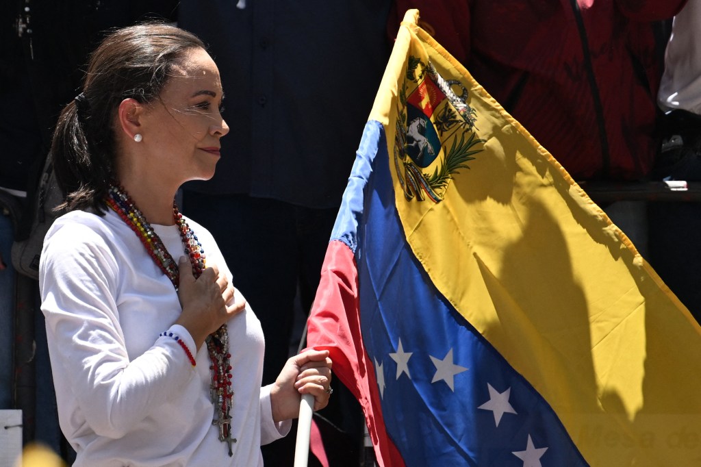 A líder oposicionista da Venezuela, María Corina Machado, segurando a bandeira venezuelana. 03/08/2024