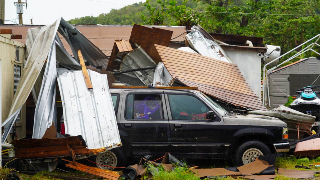 Casas e veículos foram danificados após a tempestade tropical Ernesto atingir Fajardo, em Porto Rico. 14/08/2024