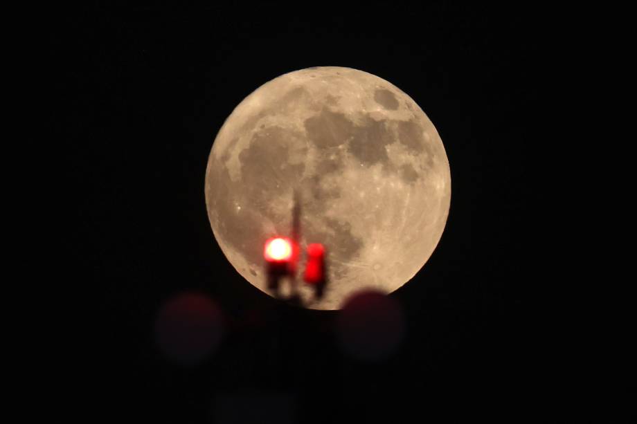 Uma superlua azul nasce em Doha, no Catar