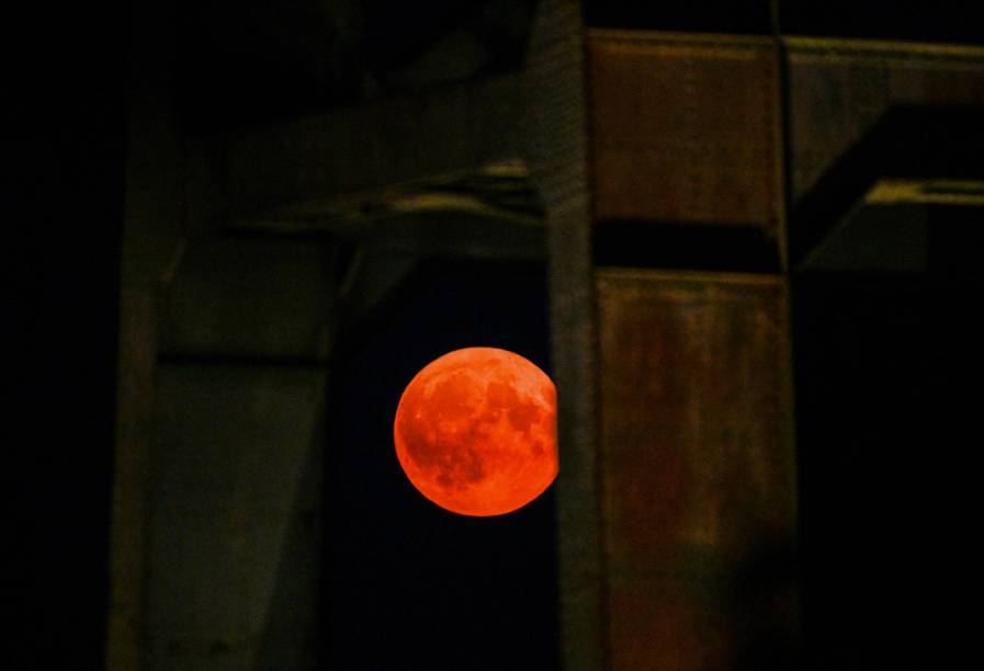 A Super Lua Azul nasce acima da torre sinuosa da antiga mina de carvão Gneisenau em Dortmund, oeste da Alemanha