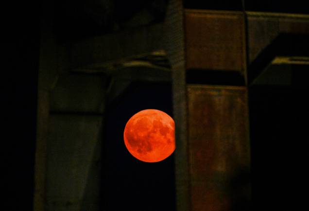 A Super Lua Azul nasce acima da torre sinuosa da antiga mina de carvão Gneisenau em Dortmund, oeste da Alemanha A Super Lua Azul nasce acima da torre sinuosa da antiga mina de carvão Gneisenau em Dortmund, oeste da Alemanha