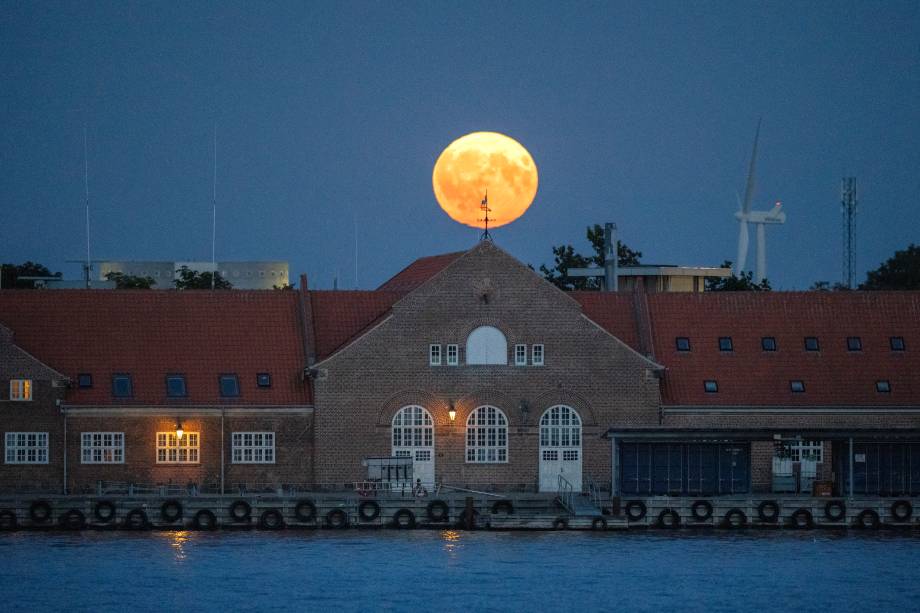 A Super Lua Azul vista de Kongekajen, em Copenhague, na Dinamarca