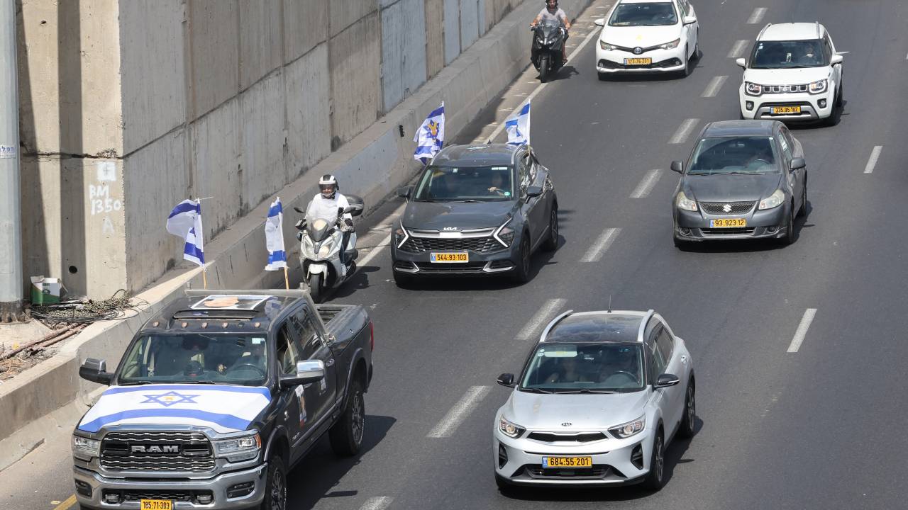 Israelis drive from Tel Aviv towards Kibbutz Beeri in southern Israel on August 28, 2024, during a demonstration by families of the Israelis held hostage by Palestinian militants in Gaza since October. (Photo by Jack GUEZ / AFP)