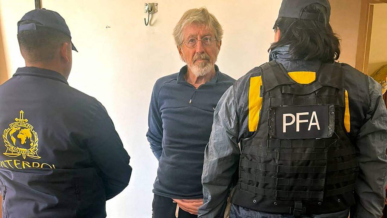 Handout photo released by Argentina's Security Minister of Italian Leonardo Bertulazzi, former member of Italian Marxist-Leninist armed group the Red Brigades, being arrested by Argentine Federal Police (PFA) officers in Buenos Aires on August 29, 2024. A former member of Italian Marxist-Leninist armed group the Red Brigades was arrested in Argentina on Thursday, authorities in Italy said. Leonardo Bertulazzi was detained after Argentinian authorities revoked the refugee status he had obtained in the country in 2004 and following a fresh extradition request, Italian police said in a statement. (Photo by Handout / Argentina's Security Ministry / AFP) / RESTRICTED TO EDITORIAL USE - MANDATORY CREDIT "AFP PHOTO / Argentina's Security Ministry " - NO MARKETING - NO ADVERTISING CAMPAIGNS - DISTRIBUTED AS A SERVICE TO CLIENTS