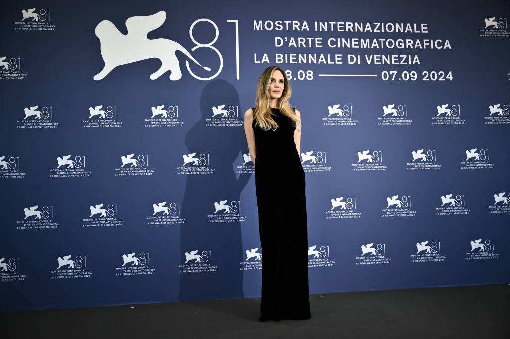 ITALY-CINEMA-VENICE-FILM-FESTIVAL-MOSTRA Pretinho básico: para a sessão de fotos, longo Saint Laurent e joias Cartier, incluindo o broche Panthére, do acervo pessoal de Maria Callas