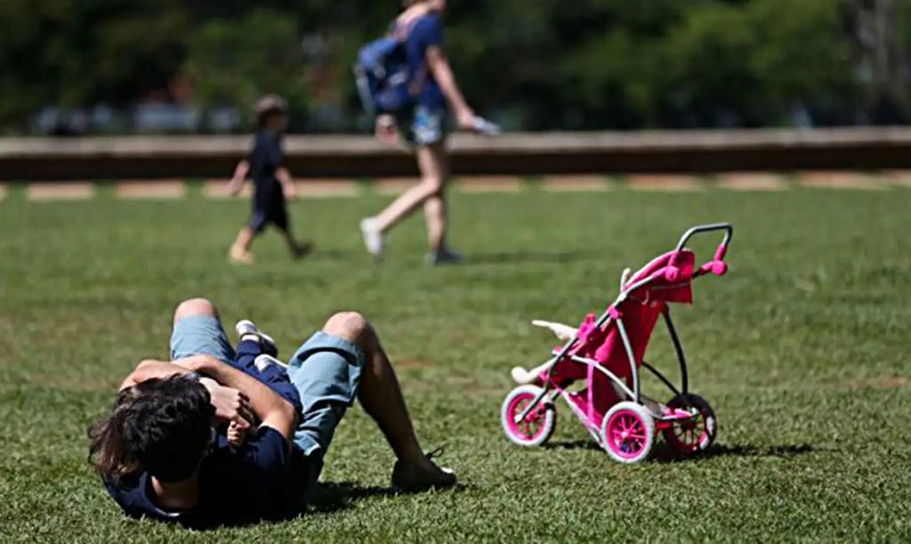O país mais feliz do mundo tem sete meses de licença paternidade