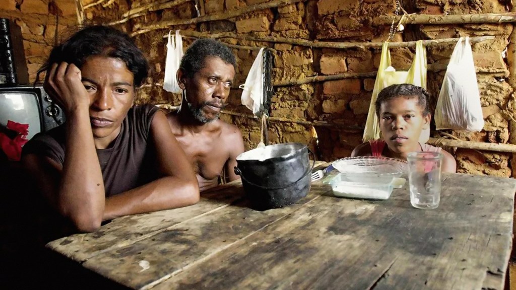 AGONIA - Família sem comida à mesa: o número de pessoas nessa situação é igual ao do fim do segundo mandato de Lula