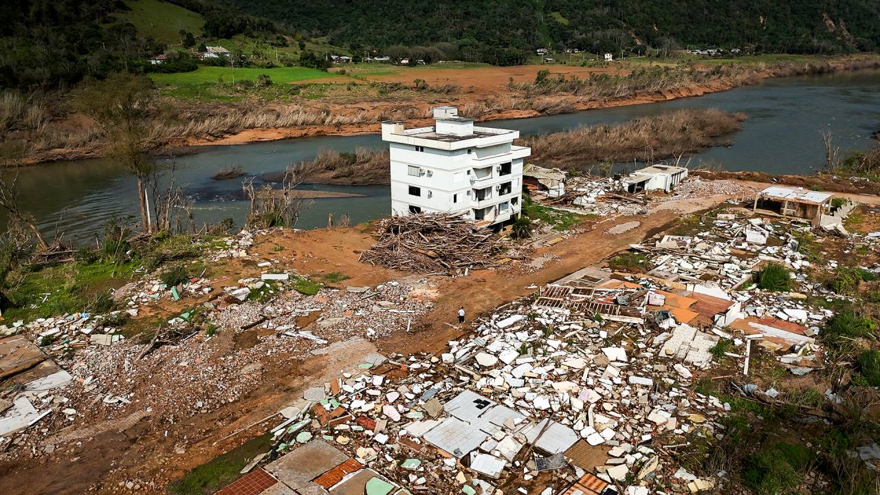 ESTRAGOS - Vista da área urbana de Muçum: temporais e cheias varreram a localidade desde agosto de 2023