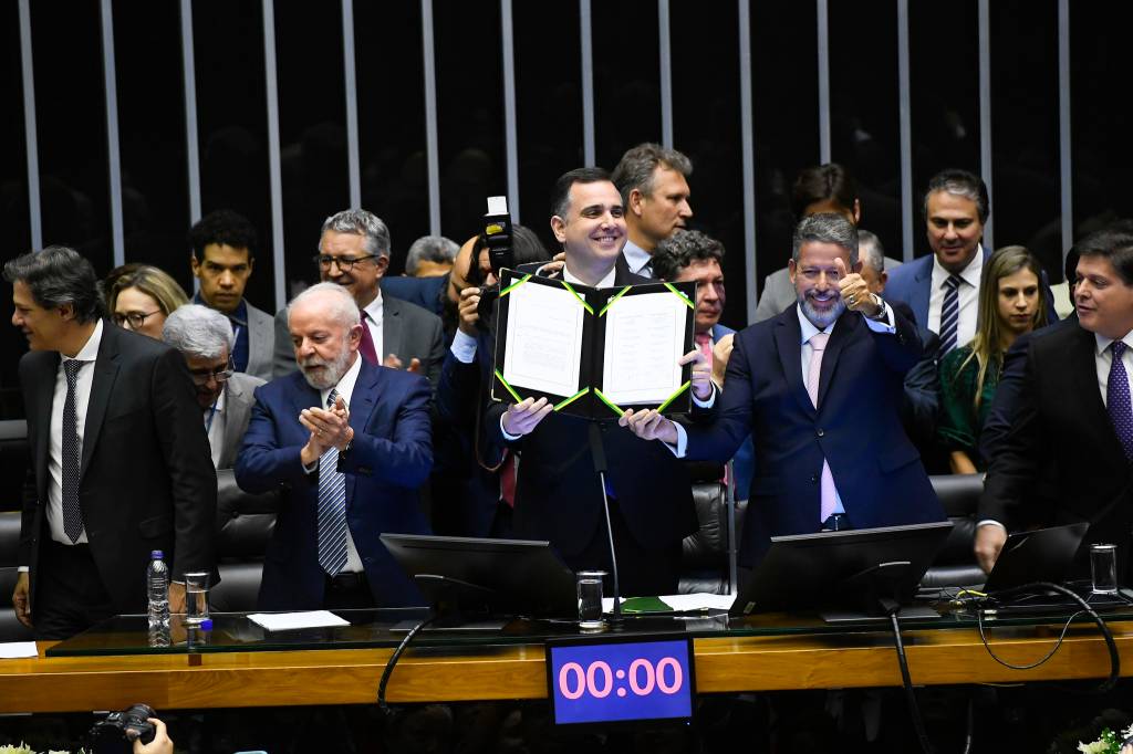 Com mais de 1,9 mil emendas, regulamentação da tributária deve ser votada na próxima 4ª