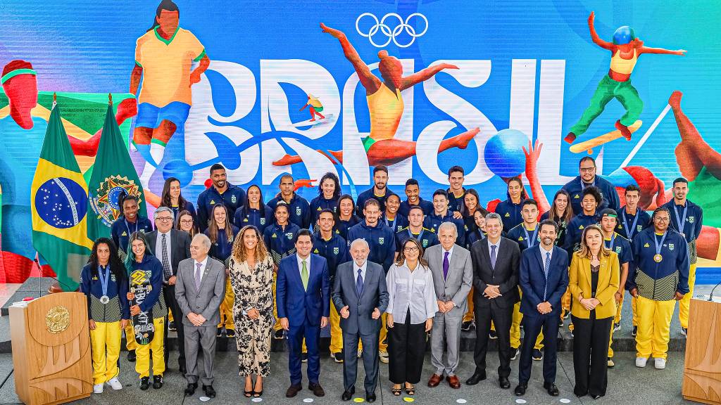 Em cerimônia no Planalto, Janja “oferece” patrocínio estatal à canoagem