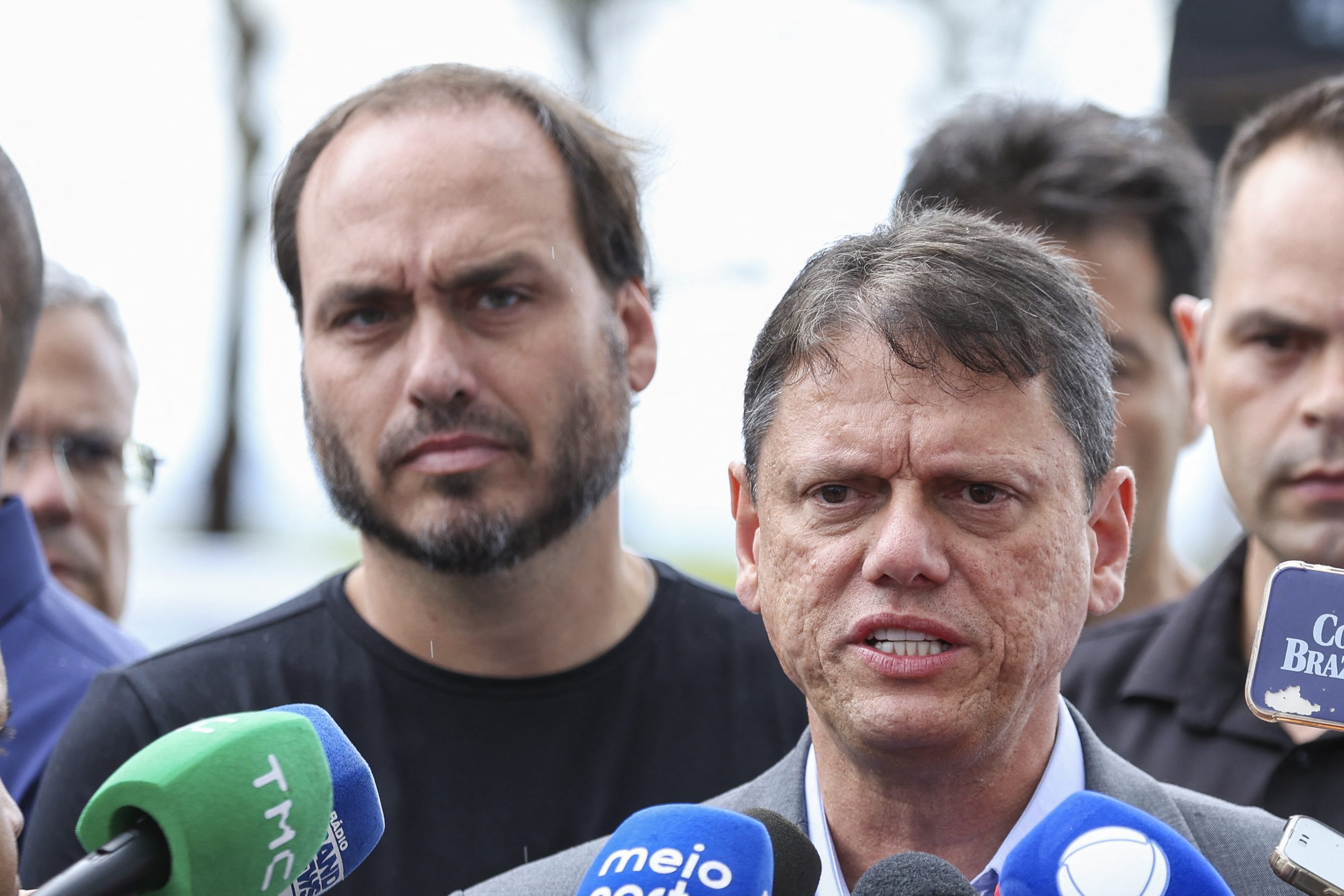 Tarcísio de Freitas e Carlos Bolsonaro