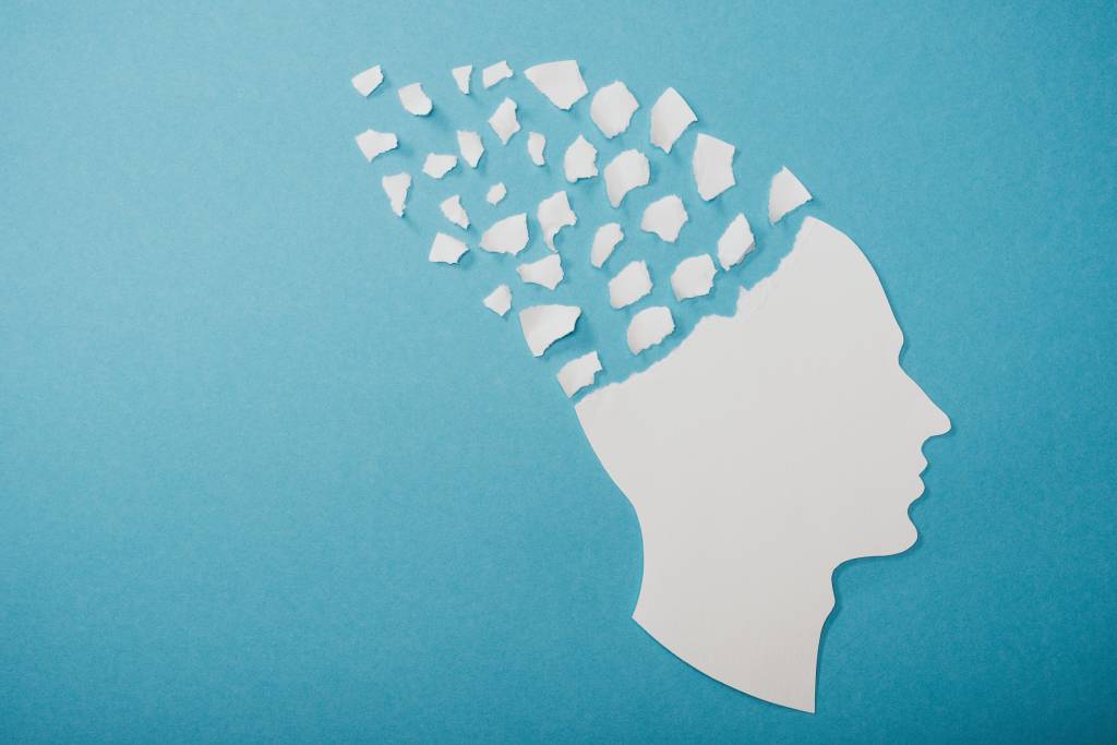 Alzheimer pode começar silenciosamente antes dos 50 anos, diz estudo; veja os sinais