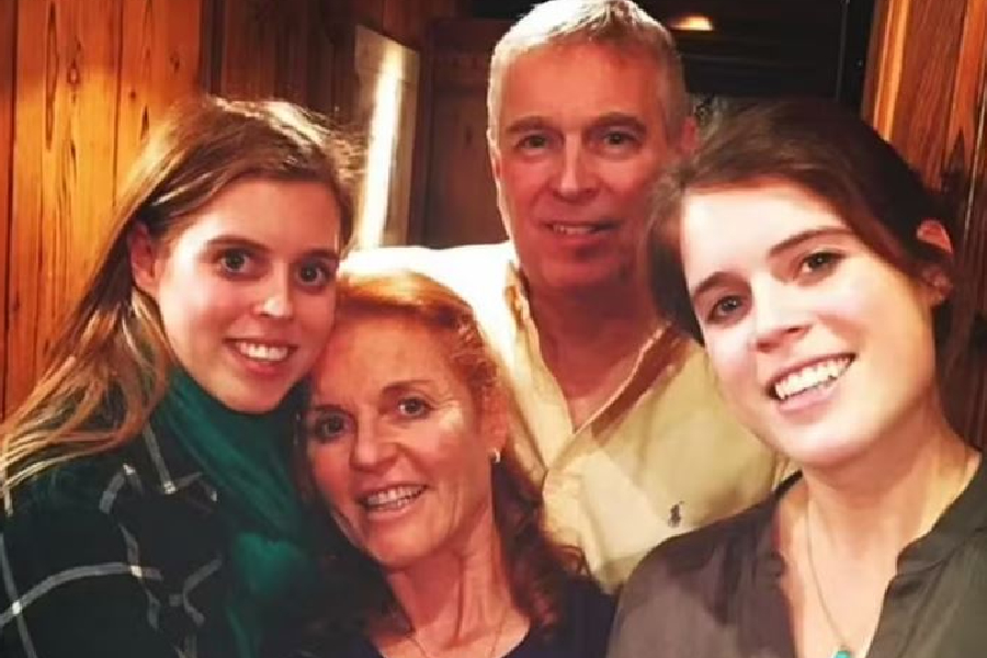 Sarah Ferguson com o ex-marido, o ex-príncipe Andrew, e as filhas Beatrice e Eugenie.