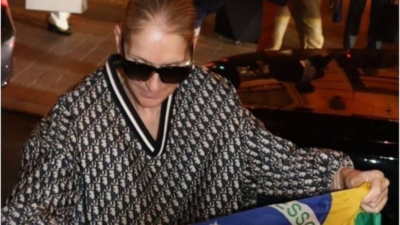 Céline Dion posou com bandeira brasileira em Paris