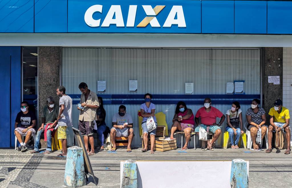 GettyImages-1211903533.jpg SALTO - Fila para Auxílio Emergencial na pandemia: expansão recorde dos gastos