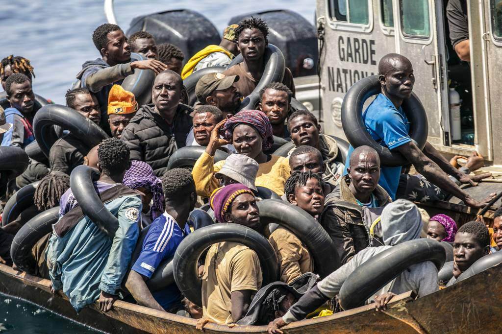 GettyImages-1593724268.jpg DESESPERO - Africanos detidos em bote precário: milhares de mortes por afogamento no caminho para a Europa