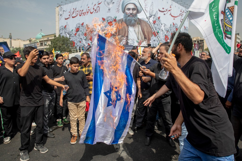Iranianos queimam bandeira de Israel durante cerimônia fúnebre do líder político do Hamas, Ismail Haniyeh, morto em ataque israelense. 01/08/2024
