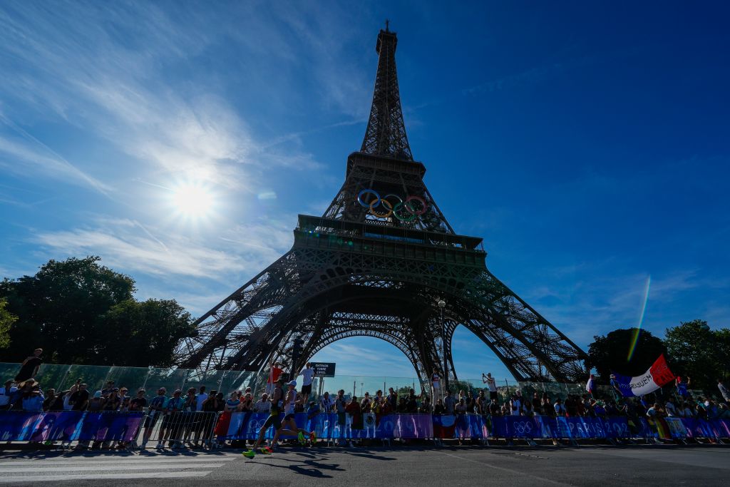 Maratona aconteceu aos pés da torre Eiffel no sábado, 10 -