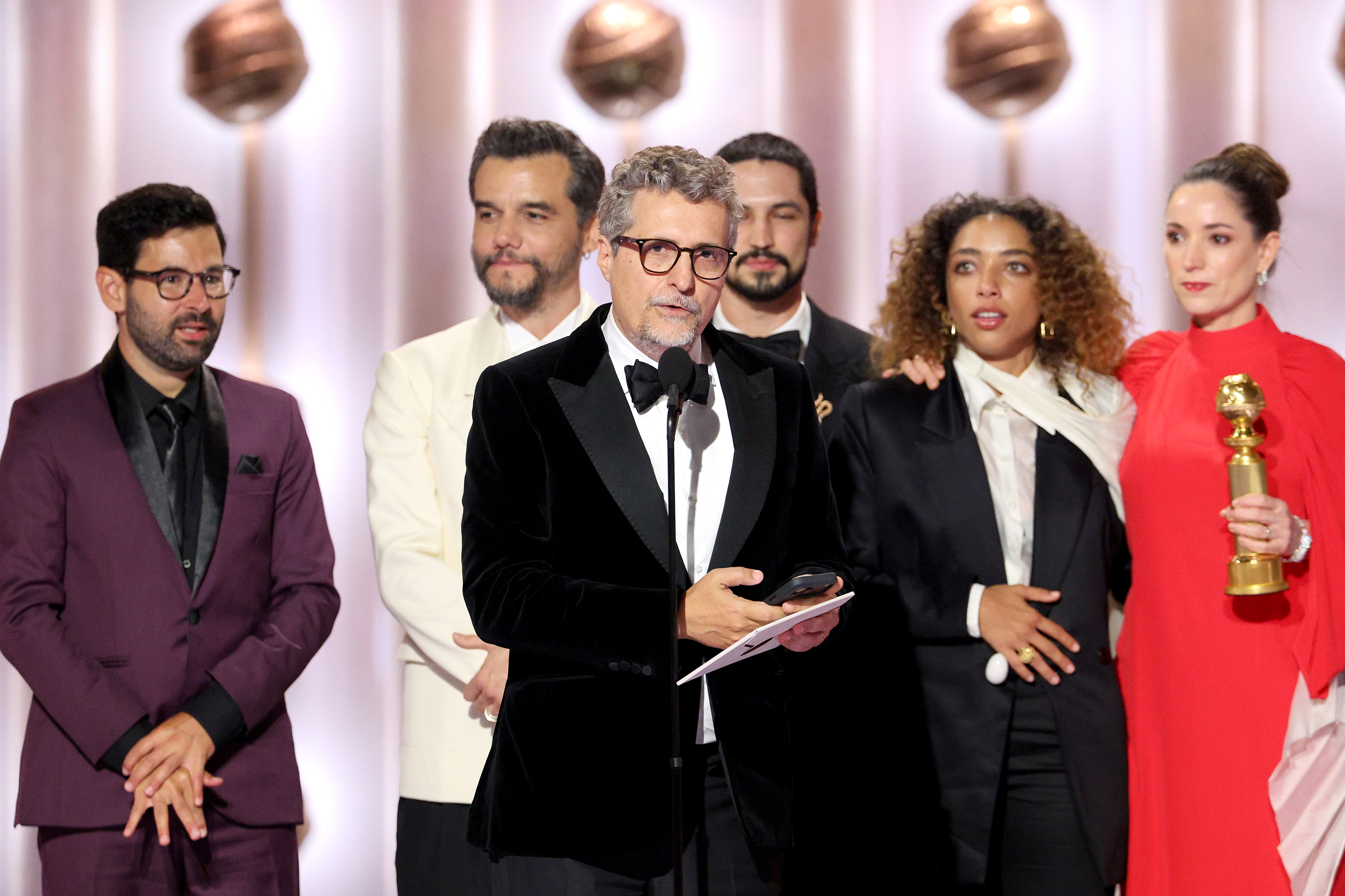 Kleber Mendonça Filho e elenco de 'O Agente Secreto' no Globo de Ouro