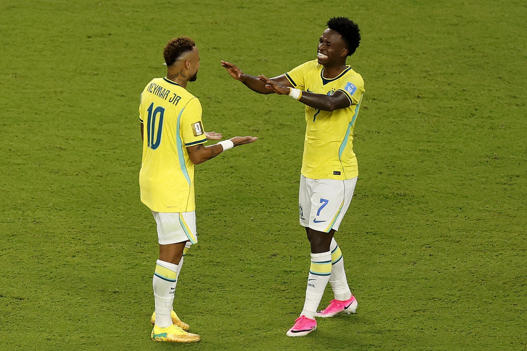 Vini Jr. e Neymar na partida do Brasil contra a Escócia na Copa do Mundo de 2026