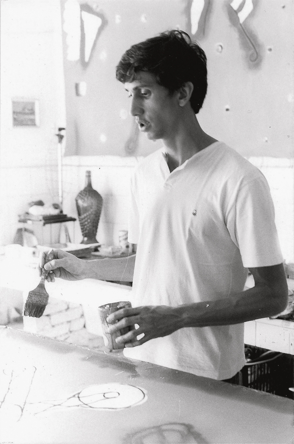 LEONILSON-3–foto-Ronaldo-Miranda.c.1987 INTERROMPIDO - No ateliê: alergia a tinta impediu Leonilson de pintar