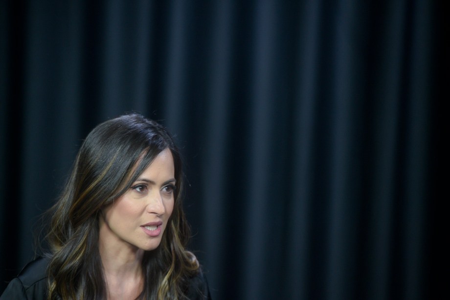 A jornalista Marcela Rahal durante entrevista com presidente do PSDB, Marconi Perillo