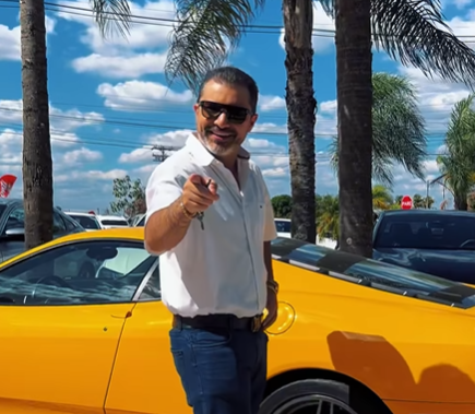 Candidato mais rico do Brasil faz carreata com helicóptero e Porsche
