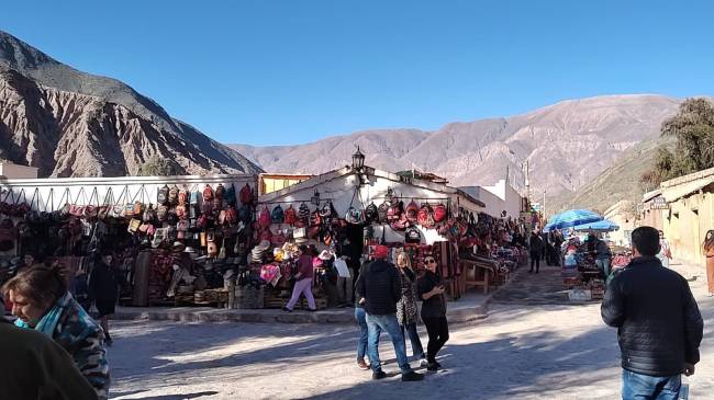 O mercado de artesanato de Purmamarca, com a cadeia de montanhas ao fundo -