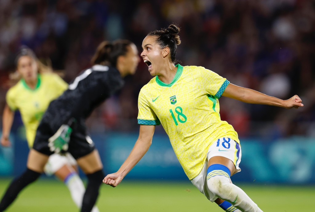 Gabi comemora Gol contra França