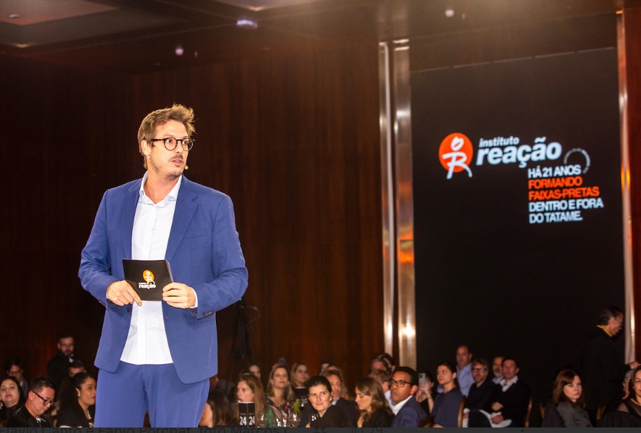 Luta de UFC, shape e camisa do Vini Jr: leilão arrecada 2,45 milhões