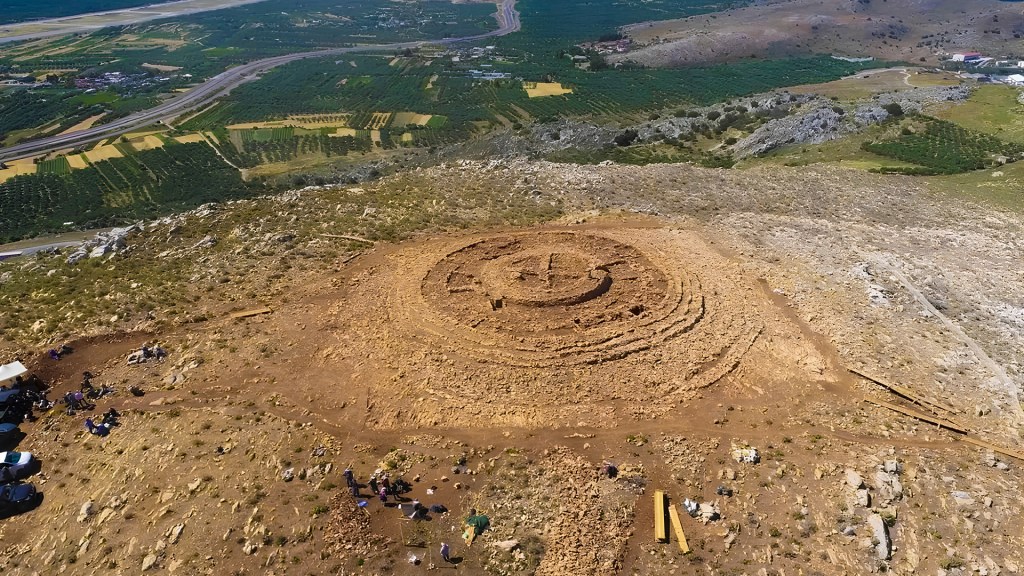 LABIRINTO? - Estrutura descoberta em Creta: edifício circular, divisões e passagens