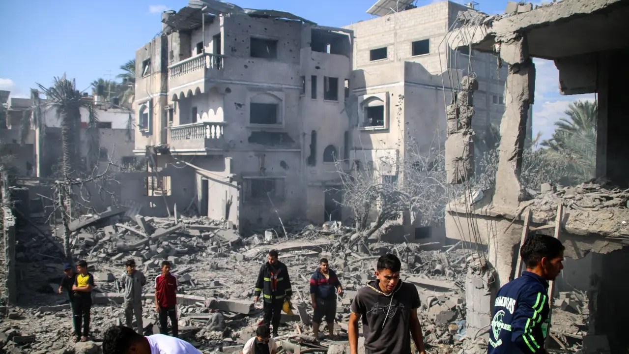 Palestinos em meio à destruição em Khan Younis, no sul da Faixa de Gaza. 18/10/2024 - (Ahmad Hasaballah/Getty Images)